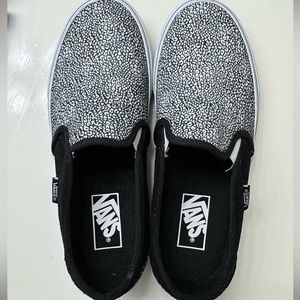 New Black and white Vans slip-on sneakers. Never worn. Size: 8.5